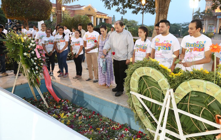 Daniel y Rosario rinden homenaje al Comandante Tomás Borge